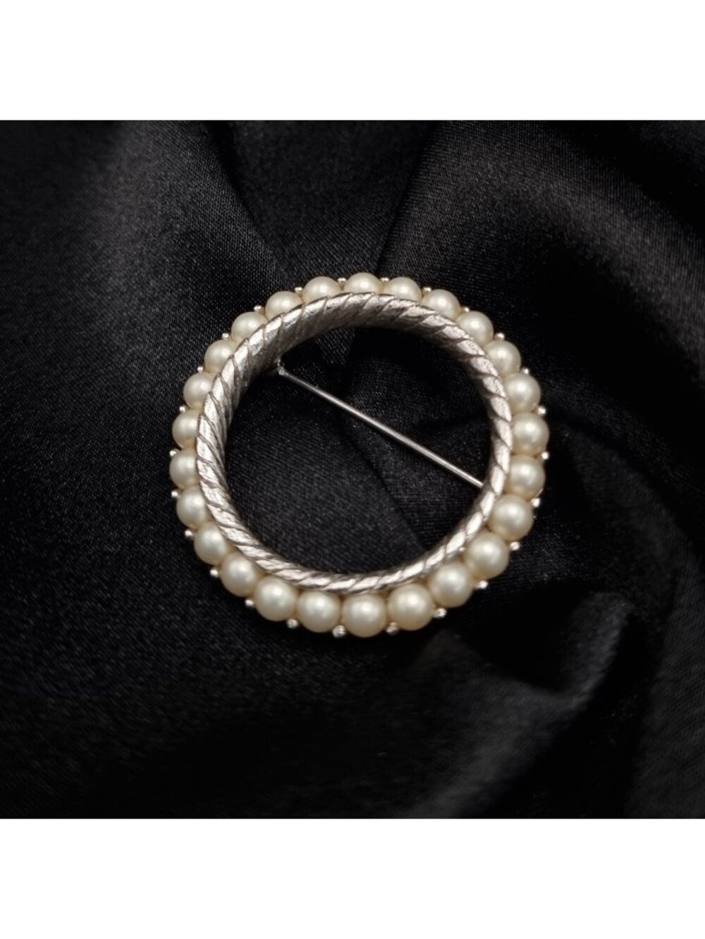 Vintage 1950's TRIFARI Signed Circle Brooch With Faux Pearls